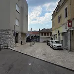 Toby Old Town-3rd Floor-stairs Only-public On Street Self Parking *