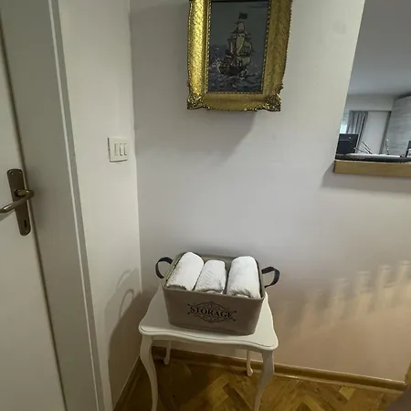Toby Old Town-3rd Floor-stairs Only-public On Street Self Parking In Busy Old Town Zone-cash Only-please Read Listed Conditions Before Booking! *