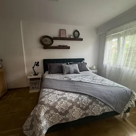 Toby Old Town-3rd Floor-stairs Only-public On Street Self Parking In Busy Old Town Zone-cash Only-please Read Listed Conditions Before Booking! Apartamento Mostar