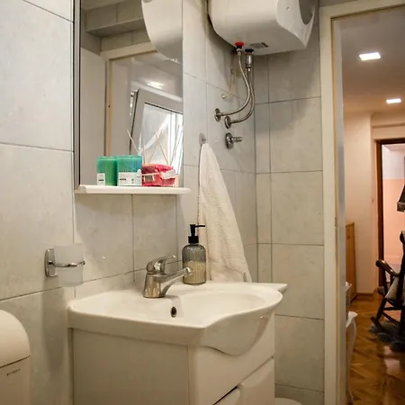 Toby Old Town-3rd Floor-stairs Only-public On Street Self Parking In Busy Old Town Zone-cash Only-please Read Listed Conditions Before Booking! Apartamento Mostar