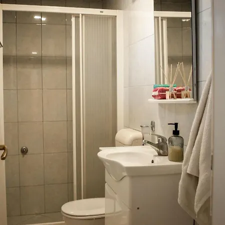 Toby Old Town-3rd Floor-stairs Only-public On Street Self Parking In Busy Old Town Zone-cash Only-please Read Listed Conditions Before Booking!