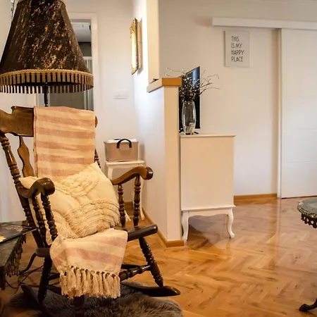 Toby Old Town-3rd Floor-stairs Only-public On Street Self Parking In Busy Old Town Zone-cash Only-please Read Listed Conditions Before Booking! * Mostar