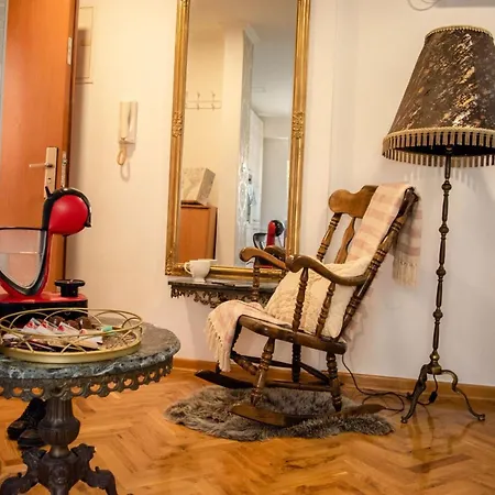 Toby Old Town-3rd Floor-stairs Only-public On Street Self Parking In Busy Old Town Zone-cash Only-please Read Listed Conditions Before Booking!
