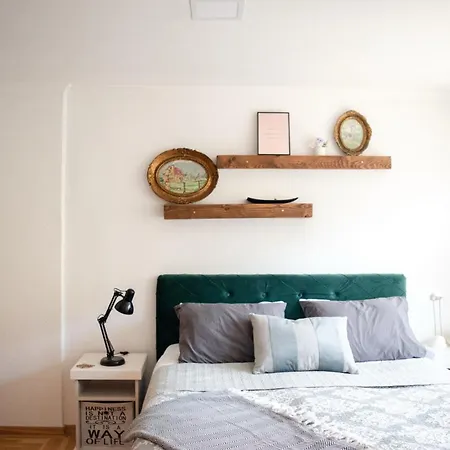 Toby Old Town-3rd Floor-stairs Only-public On Street Self Parking In Busy Old Town Zone-cash Only-please Read Listed Conditions Before Booking! * Mostar