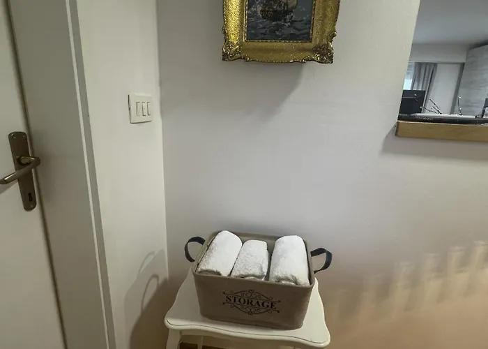 Toby Old Town-3rd Floor-stairs Only-public On Street Self Parking *