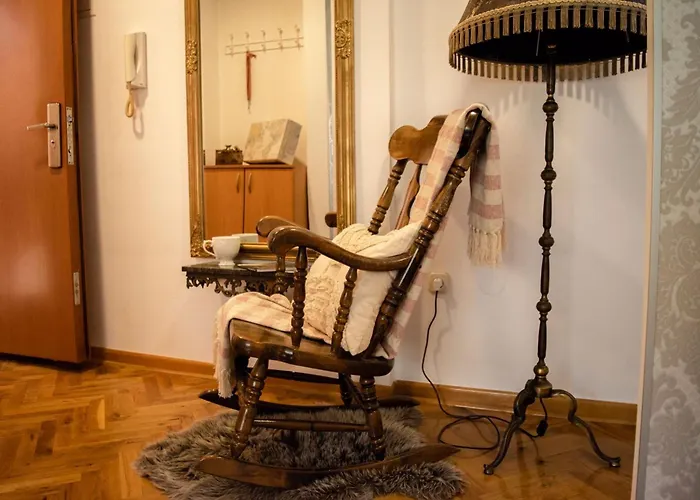 Toby Old Town-3rd Floor-stairs Only-public On Street Self Parking