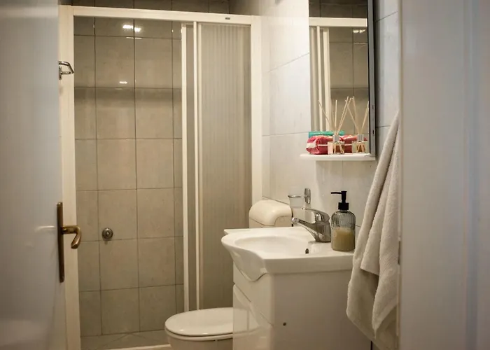 Toby Old Town-3rd Floor-stairs Only-public On Street Self Parking