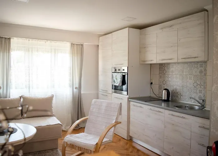 Toby Old Town-3rd Floor-stairs Only-public On Street Self Parking מוסטר