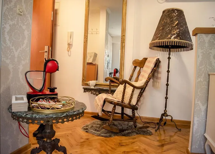 Toby Old Town-3rd Floor-stairs Only-public On Street Self Parking